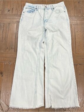 We The Free Wide Leg Raw Hem Jeans Women’s 30 Ultra Light Bleached Distressed